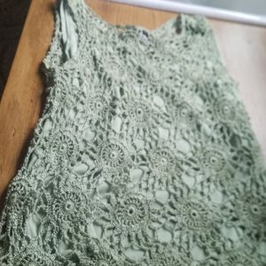 Women's crocheted sleeveless too